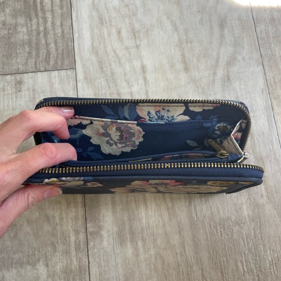 Cath Kidston Navy floral wallet - Picture 6 of 7